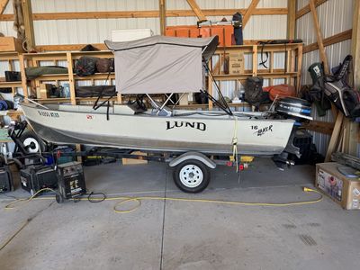 Lund 16 Laker Fishing Boat with Mercury 20HP Outboard Motor & Trailer - Great Condition