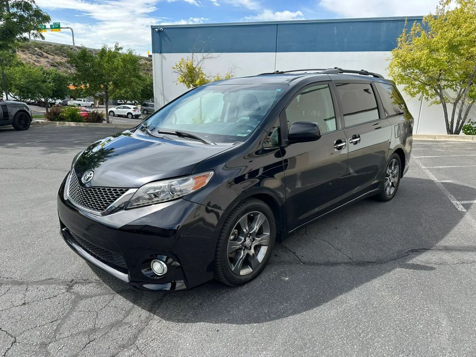 2016 Toyota Sienna SE 8-Passenger
