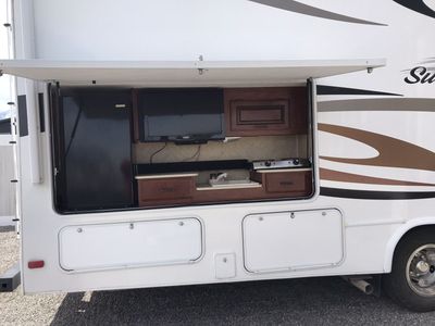 2013 Sunseeker by Forest River 2860DS( low miles)