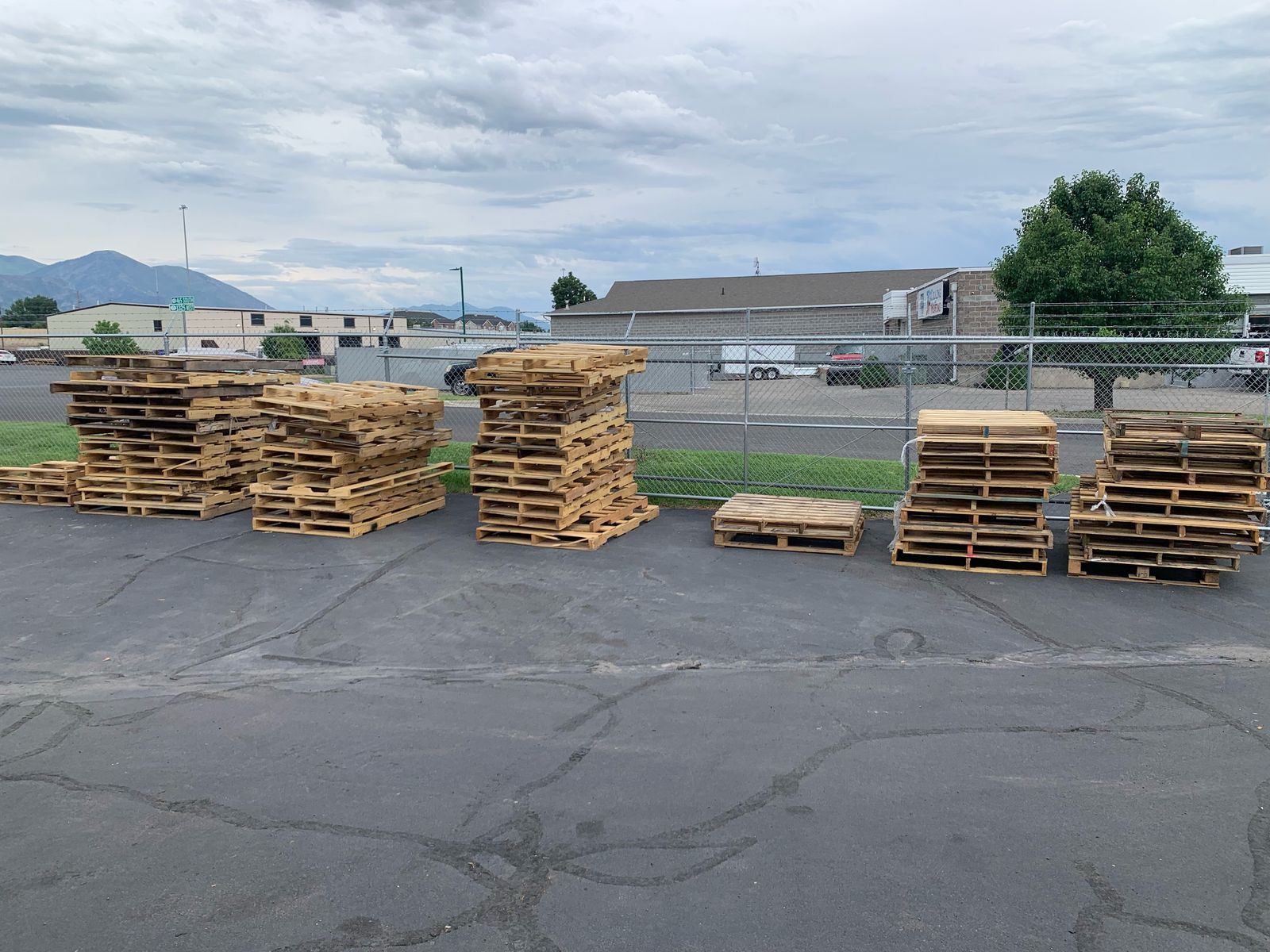 Free Plastic and Wood Pallets Call or Text