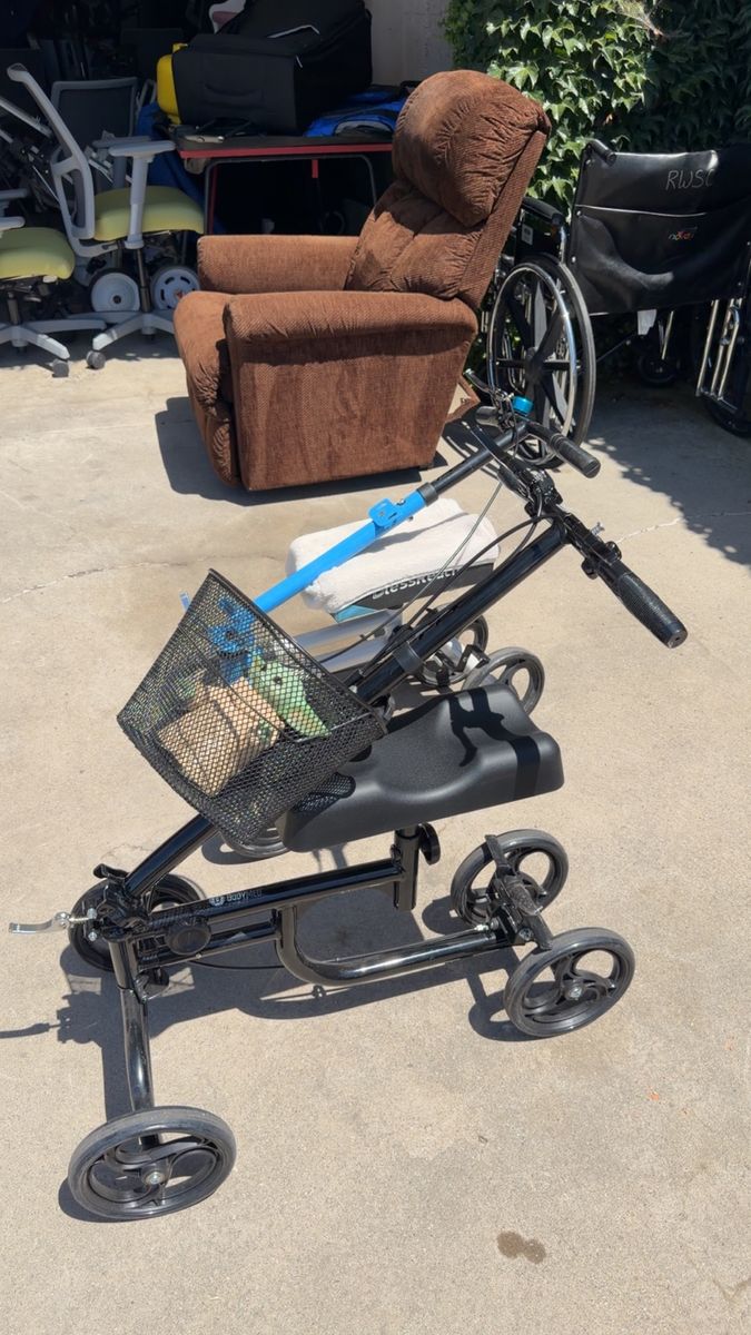 Knee scooter with brake