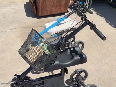 Knee scooter with brake