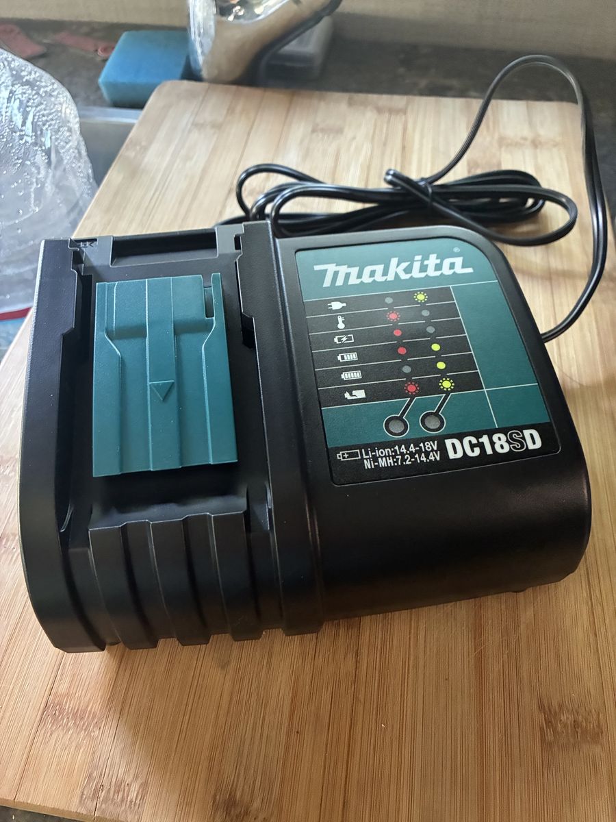 Makita 18v LXT battery charger