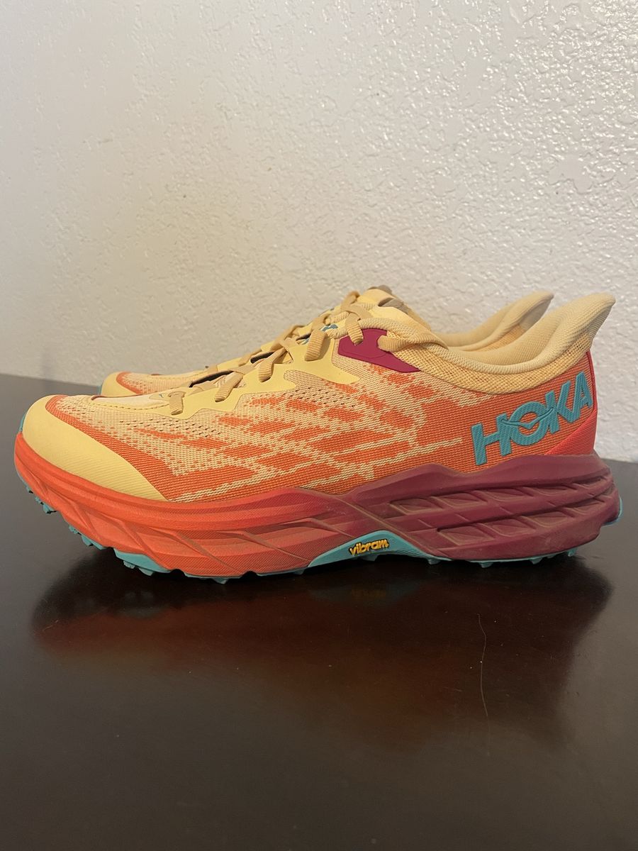 HOKA SPEEDGOAT 5 running shoe - like new