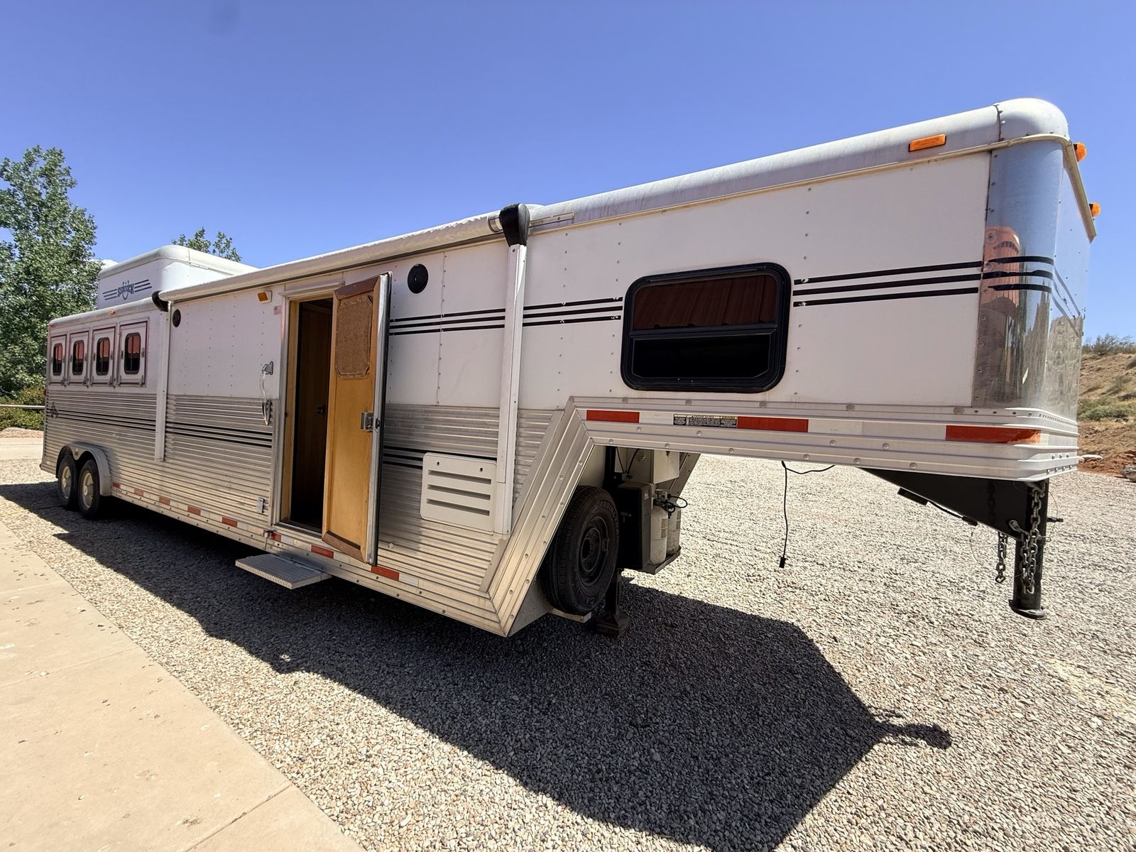 4 Horse Living Quarters Trailer