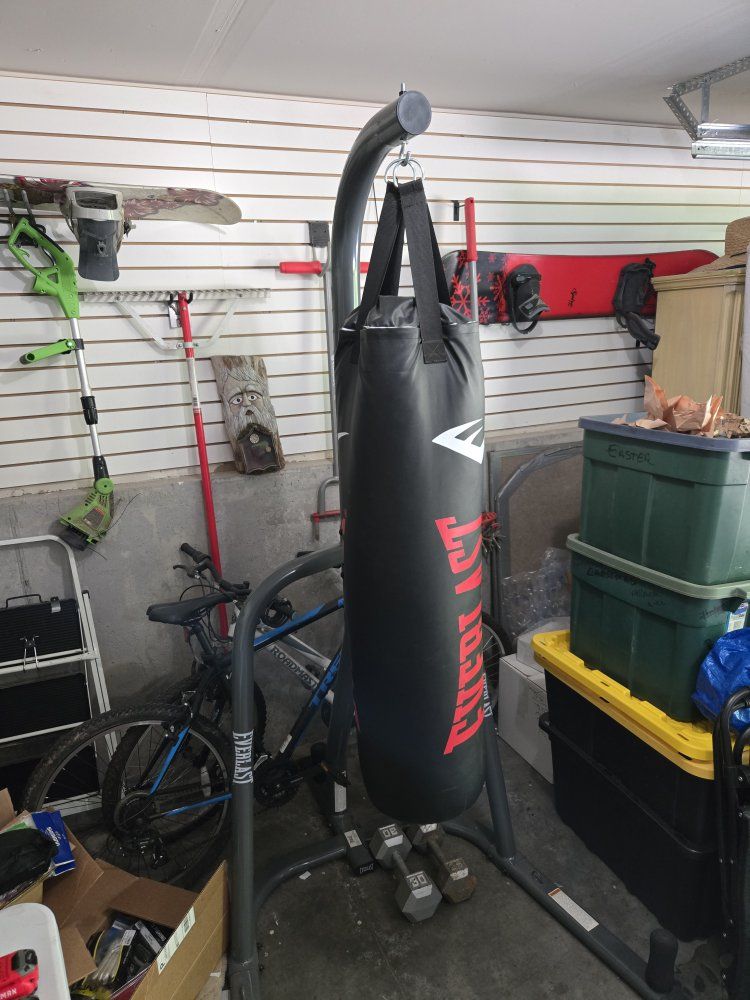 Everlast Boxing Heavy bag with stand