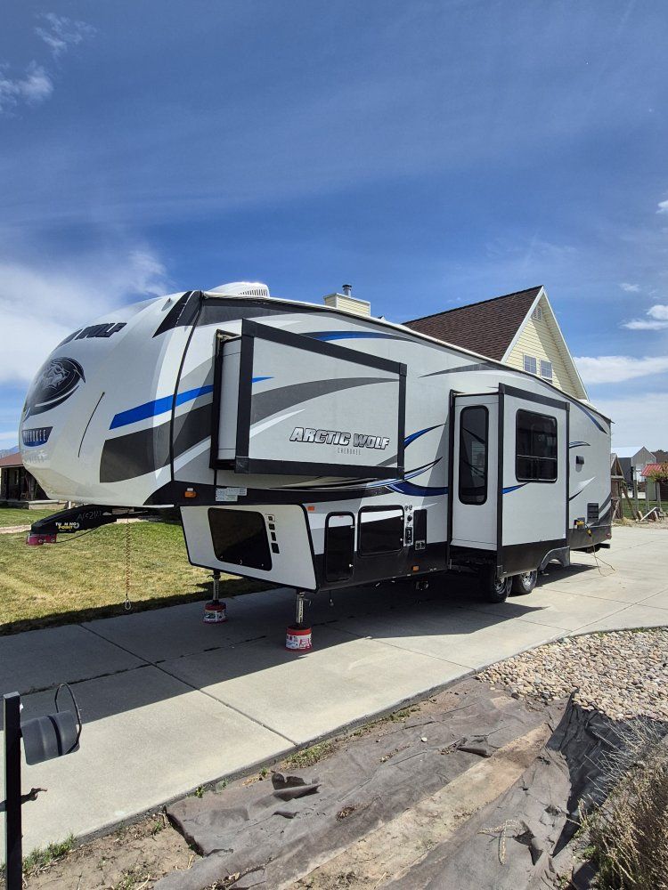 2019 Arctic wolf 305ML6 35' 5th wheel