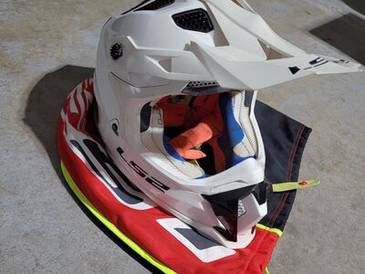 LS2 subverter helmet size medium