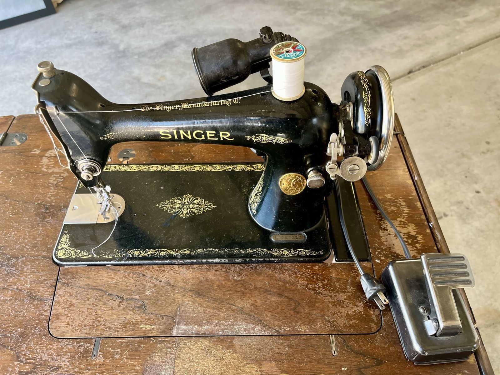 Vintage Singer Electric Sewing Machine in Wooden Cabinet