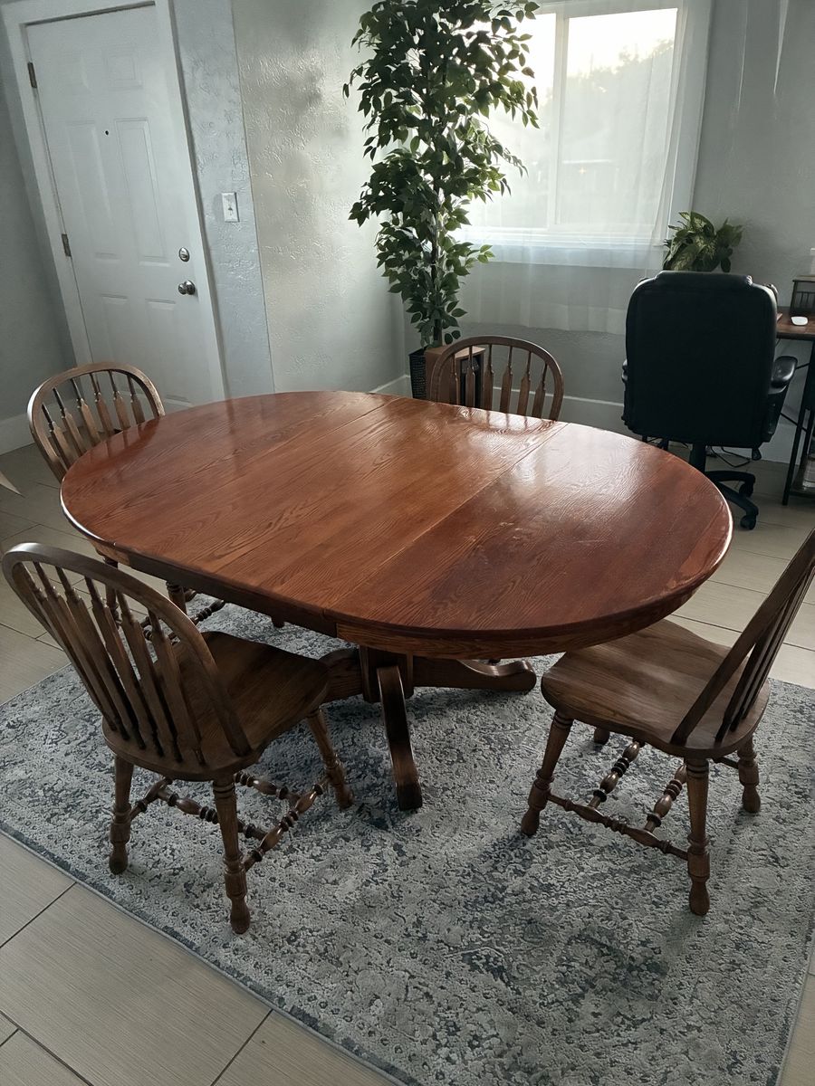 Oak Finish Pedestal Dining Table with 4 Windsor Style Spindle Back Chairs