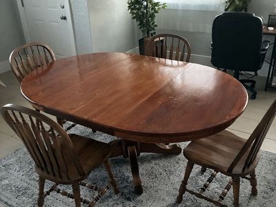 Oak Finish Pedestal Dining Table with 4 Windsor Style Spindle Back Chairs