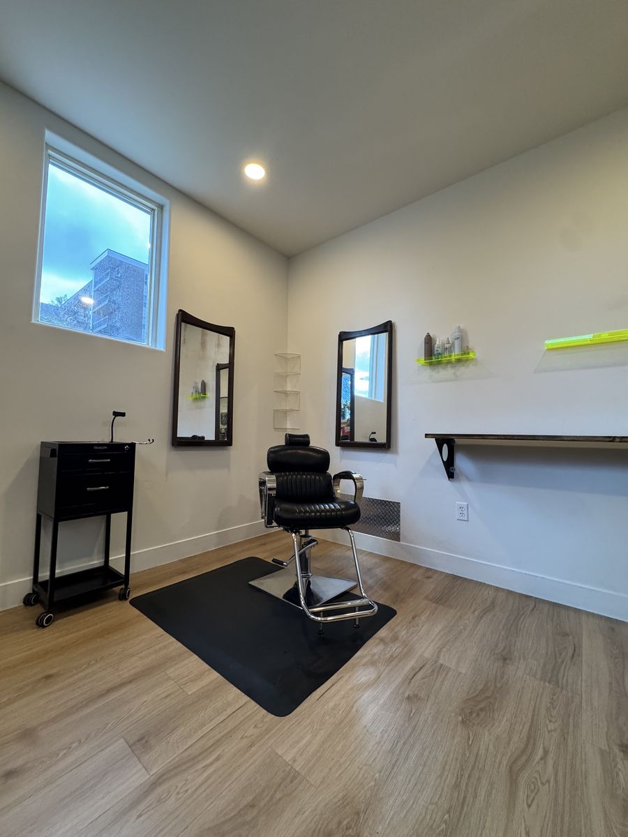 DOWNTOWN SALON SUITE for RENT