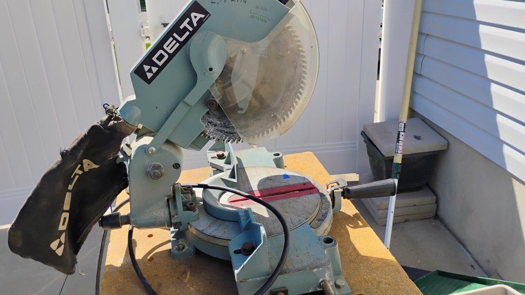 Compound miter saw