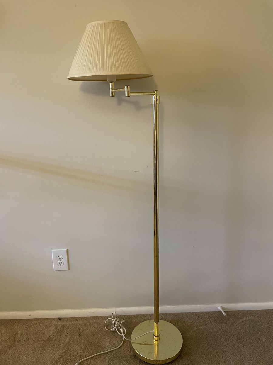 Floor lamp with variable shade position