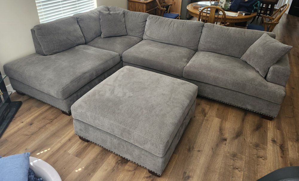 Spacious Gray Sectional Sofa with Chaise and Ottoman - Comfortable and Stylish Living Room Furniture