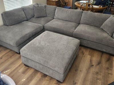 Spacious Gray Sectional Sofa with Chaise and Ottoman - Comfortable and Stylish Living Room Furniture