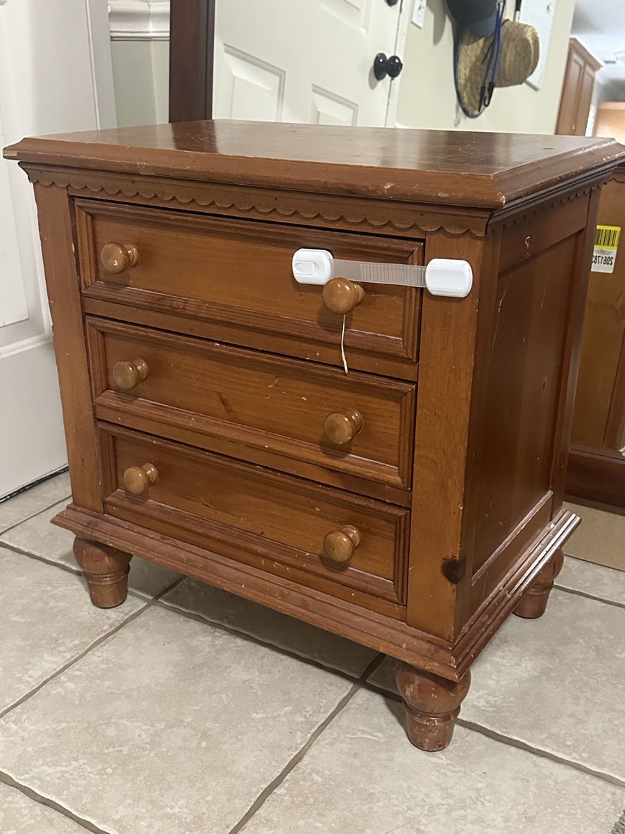 Vintage Wooden 3-Drawer Nightstand / End Table - Scalloped Edges, Turned Legs