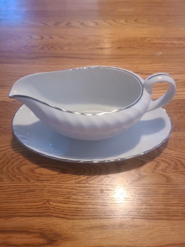 Elegant White Gravy Boat with Silver Trim & Matching Underplate - Perfect for Dinner Parties