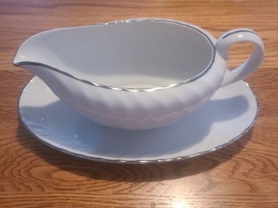 Elegant White Gravy Boat with Silver Trim & Matching Underplate - Perfect for Dinner Parties