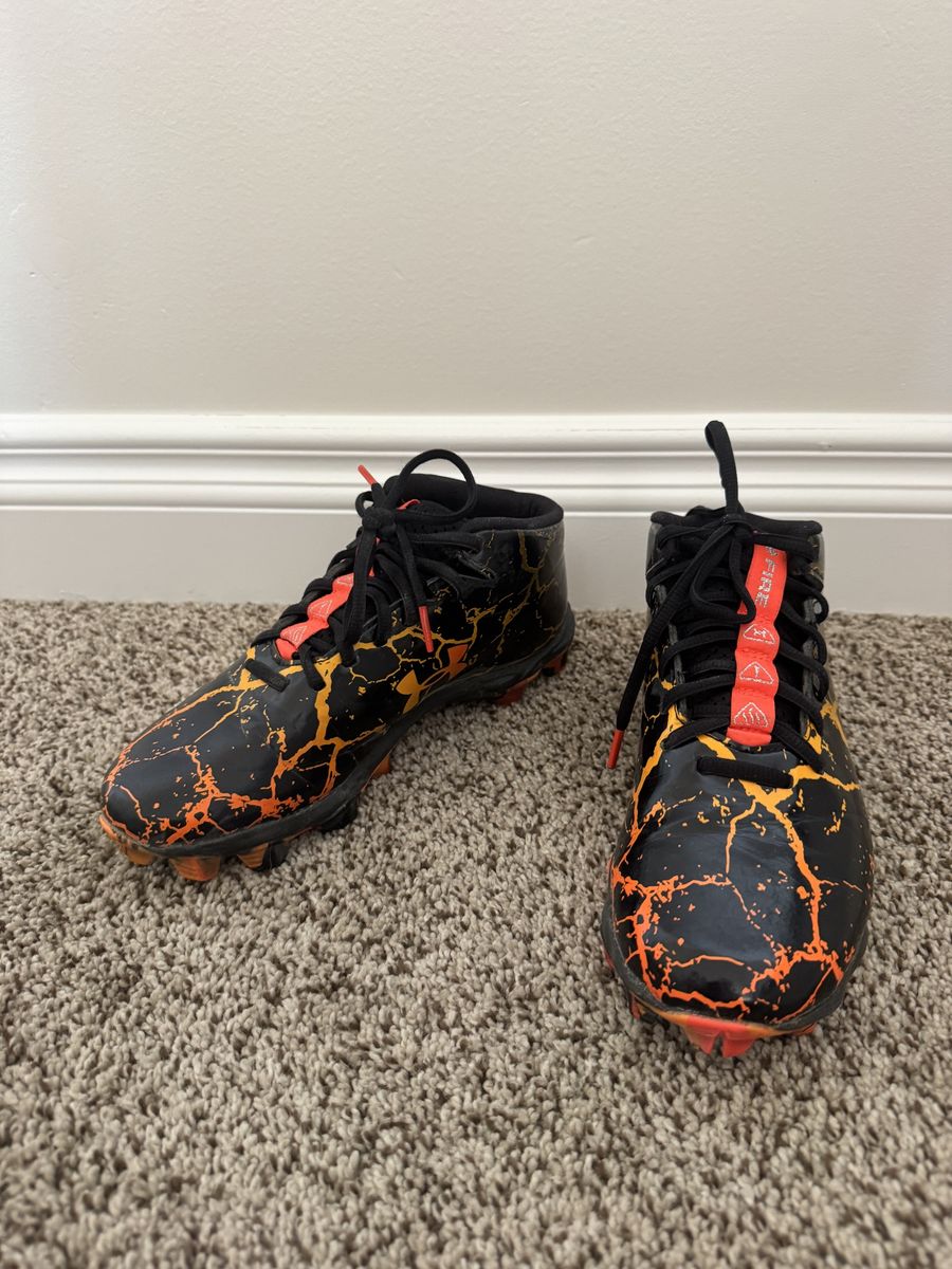Like-new Under Armour Fire size 5 football cleats 