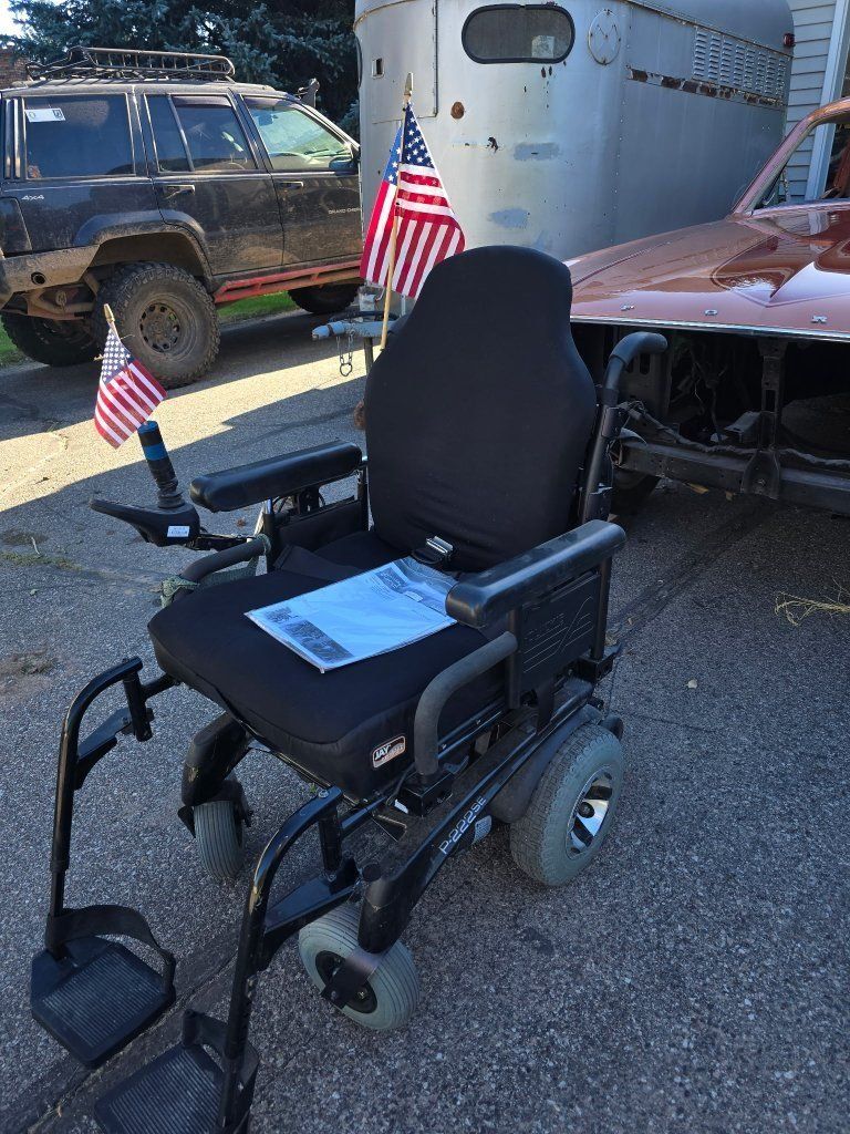 Quickie P-222 SE Electric Wheelchair with Owner's Manual and Accessories