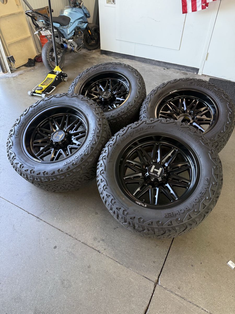 22x10 hostile wheels/ 37x13.50r22 venom x/t 8x170