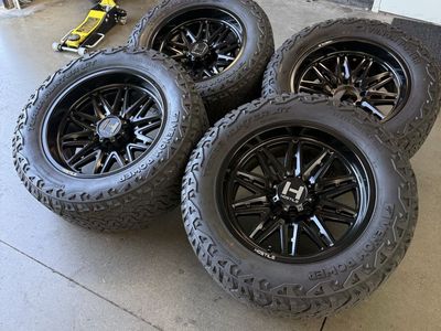 22x10 hostile wheels/ 37x13.50r22 venom x/t 8x170