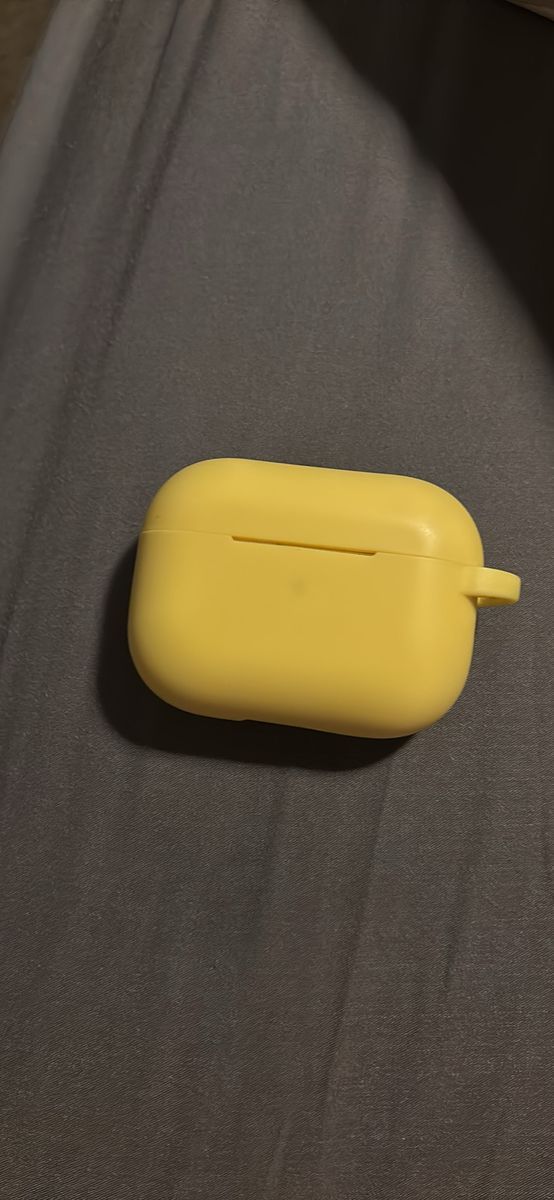 Apple AirPod pro 2 white with yellow case
