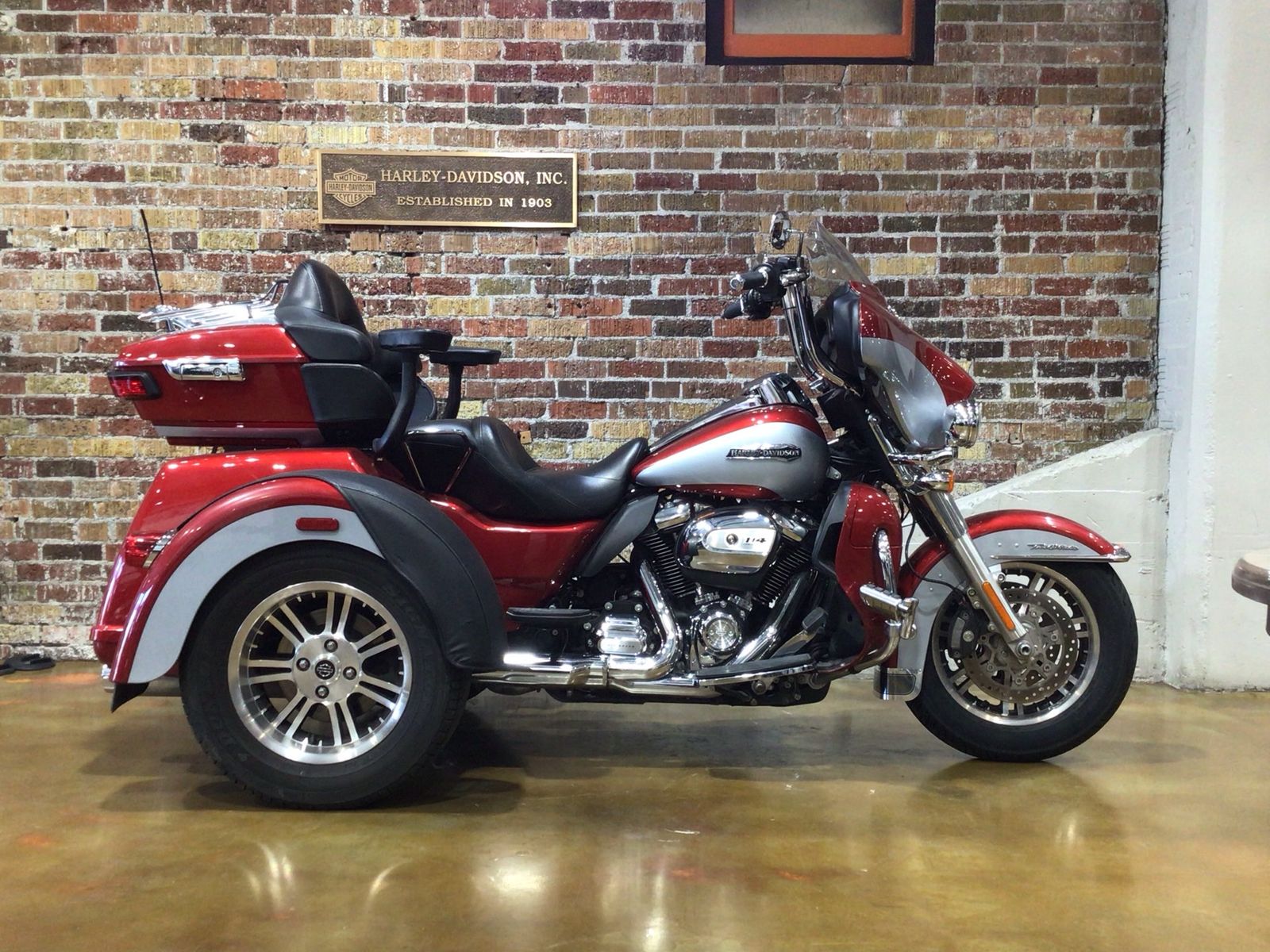 2019 HARLEY-DAVIDSON FLHTCUTG