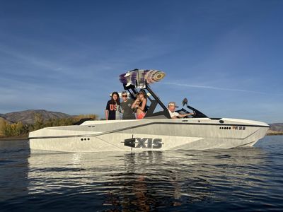2023 Axis T220 surf boat - like new
