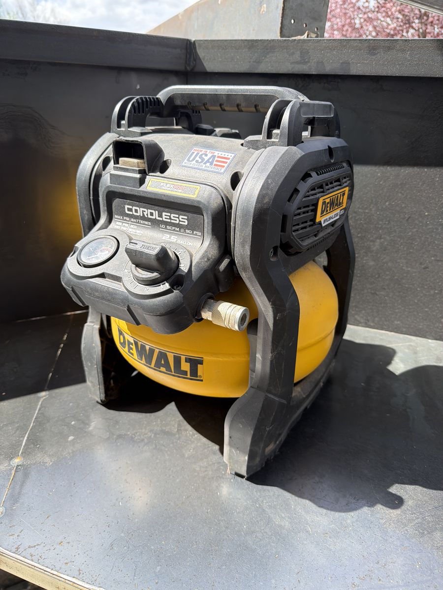 DEWALT cordless air compressor 2.5 gallon