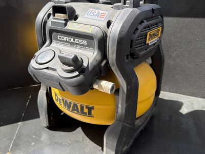 DEWALT cordless air compressor 2.5 gallon