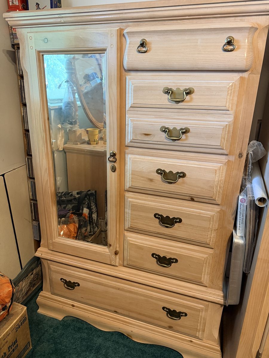 Solid Pine Whitewashed Queen 6-Piece Bedroom Set: Headboard, Dresser, Wardrobe, Chest, Nightstand, Stool