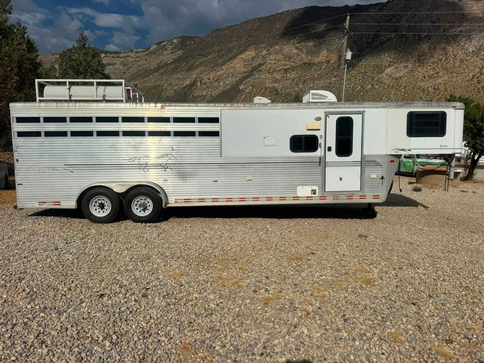 2000 4 horse sundowner living quarters trailer
