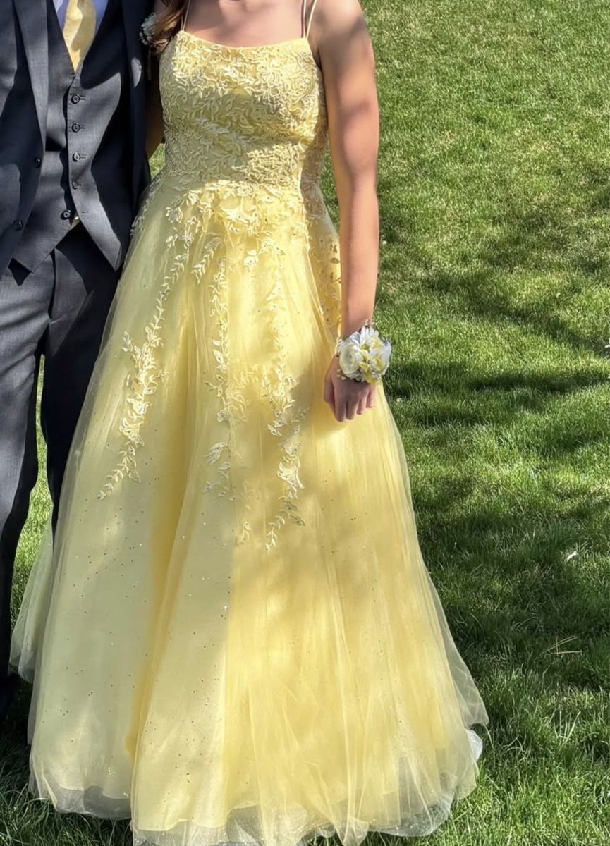 Beautiful yellow prom dress!