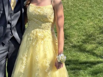 Beautiful yellow prom dress!