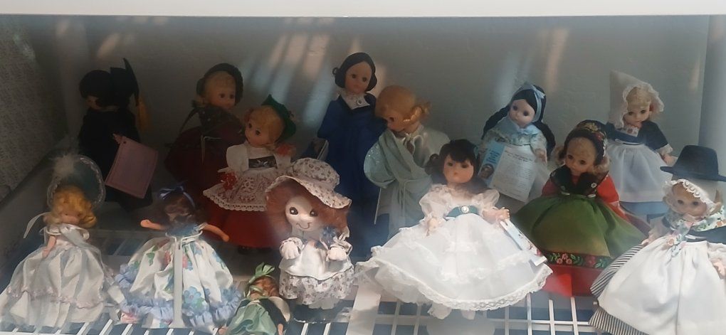 Vintage Collectible Porcelain Dolls in Traditional Costumes Assorted Lot