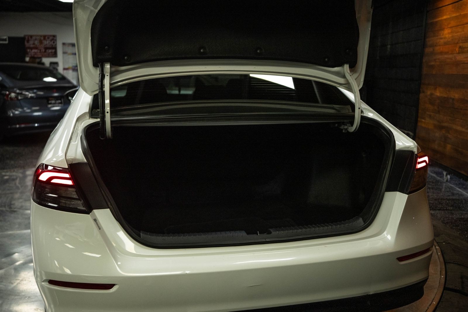 Main image 7