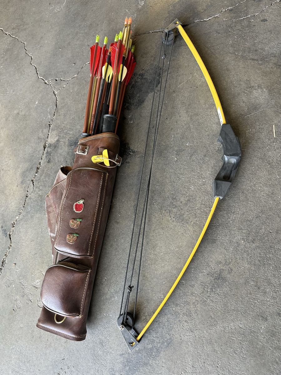 Lil Banshee Youth Compound Bow With Quiver and Arrows