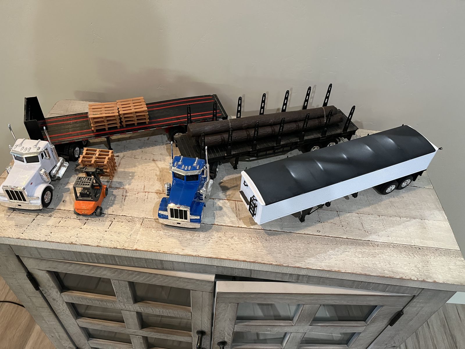 Small Trucks model type die cast and plastic trailers