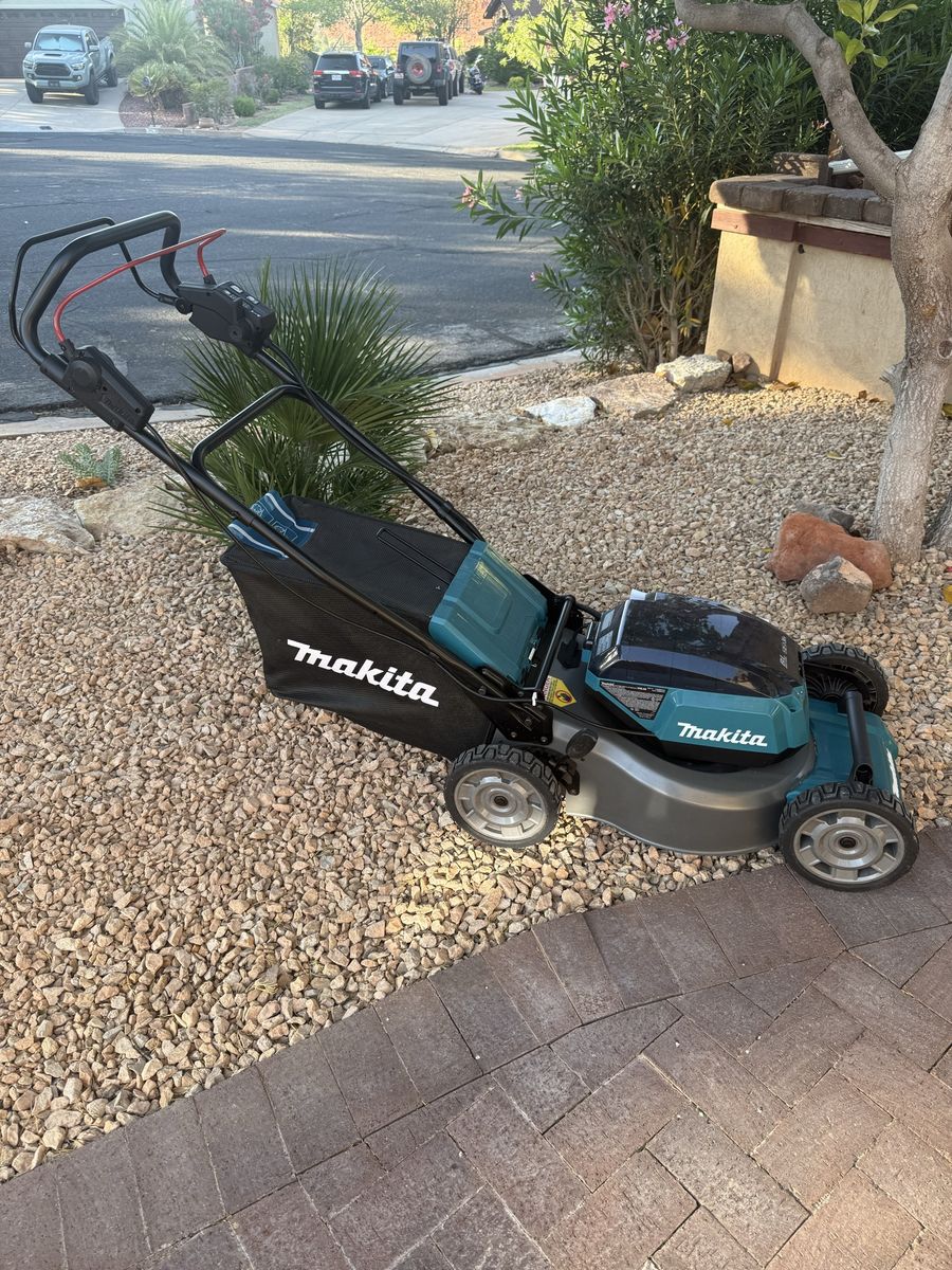 Lawnmower, cordless electric self propelled walk behind