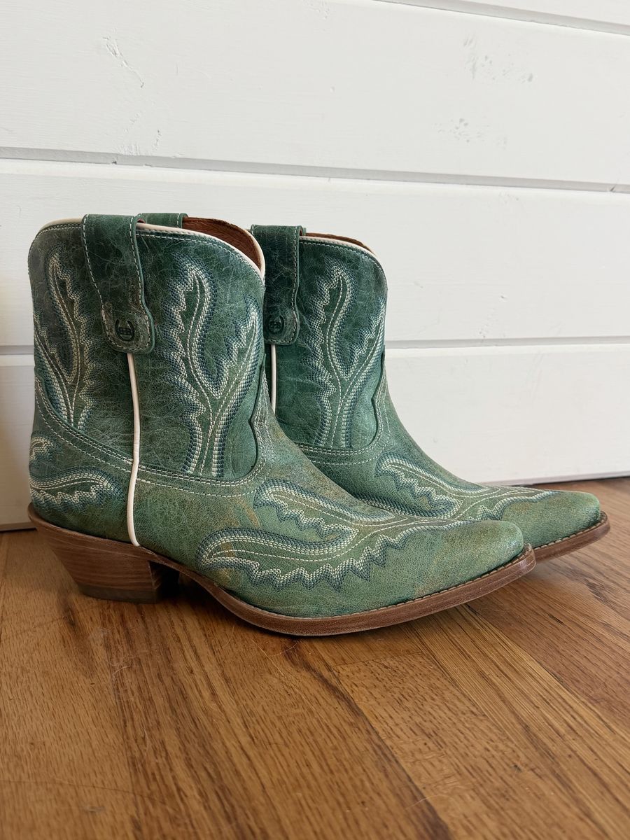Cowgirl Boots, size 8.5