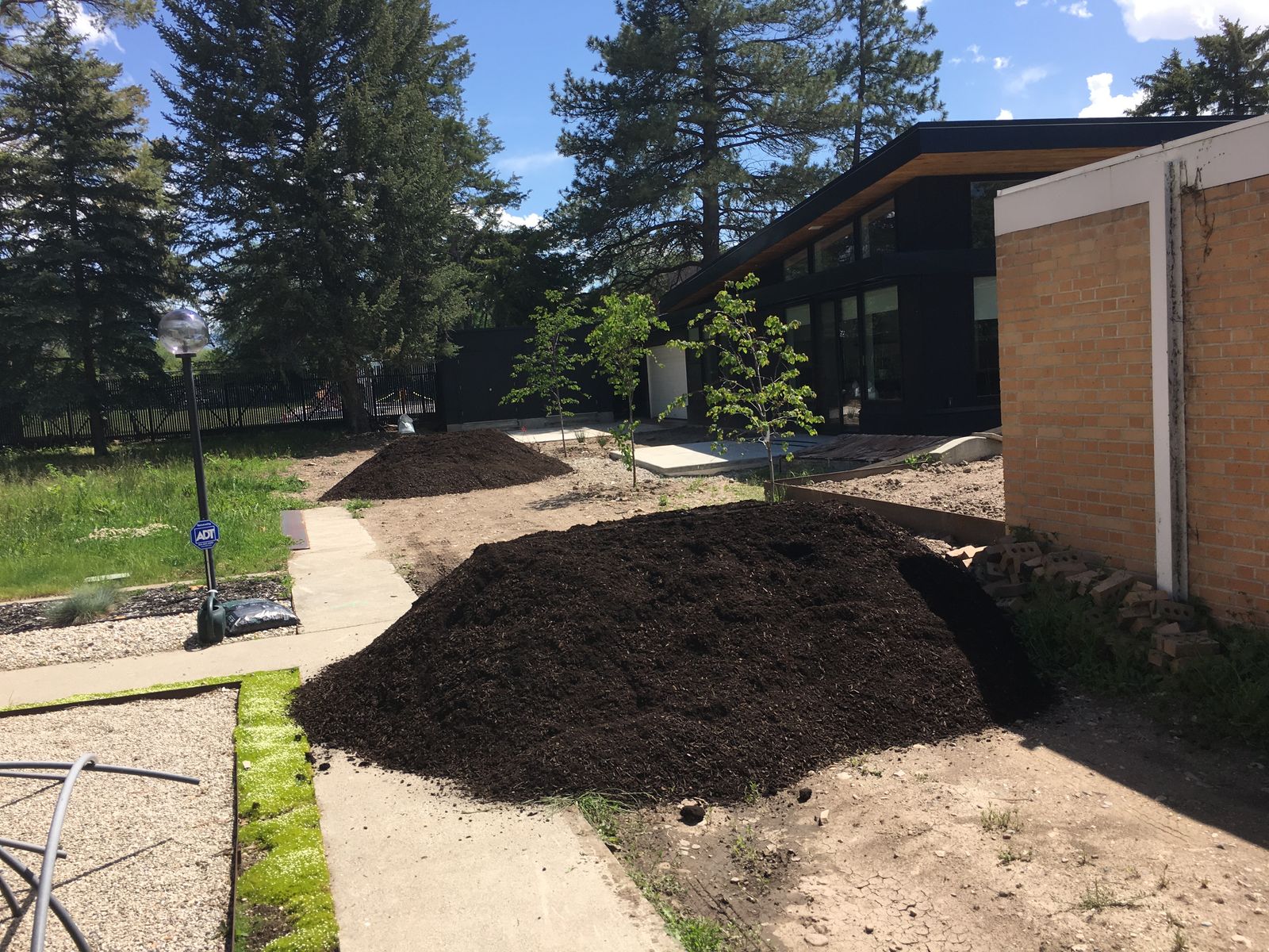 Dark and real compost for you garden, Flower Beds or lawn.