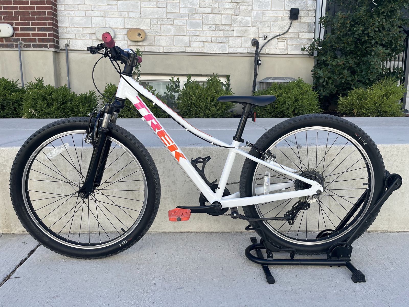 Trek Precaliber 24 - Kids Mountain Bike | Suspension Fork | 8-Speed