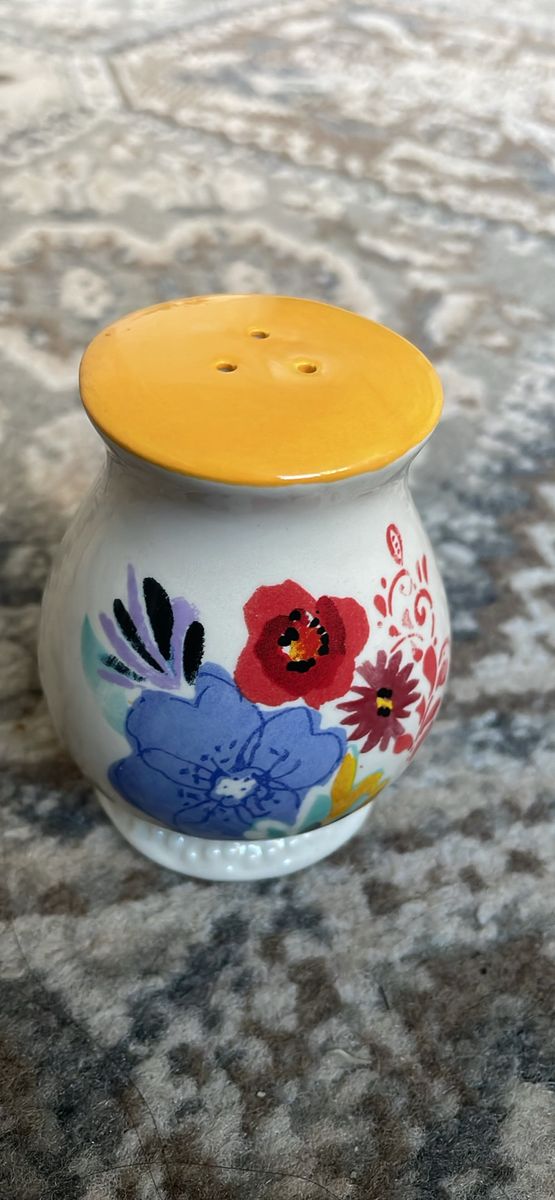 Pioneer woman singular floral salt or pepper shaker