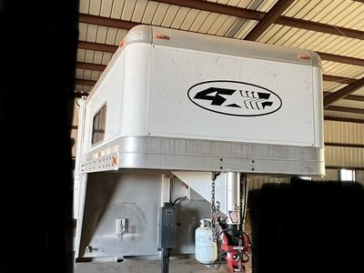 4 Star living quarters horse trailer