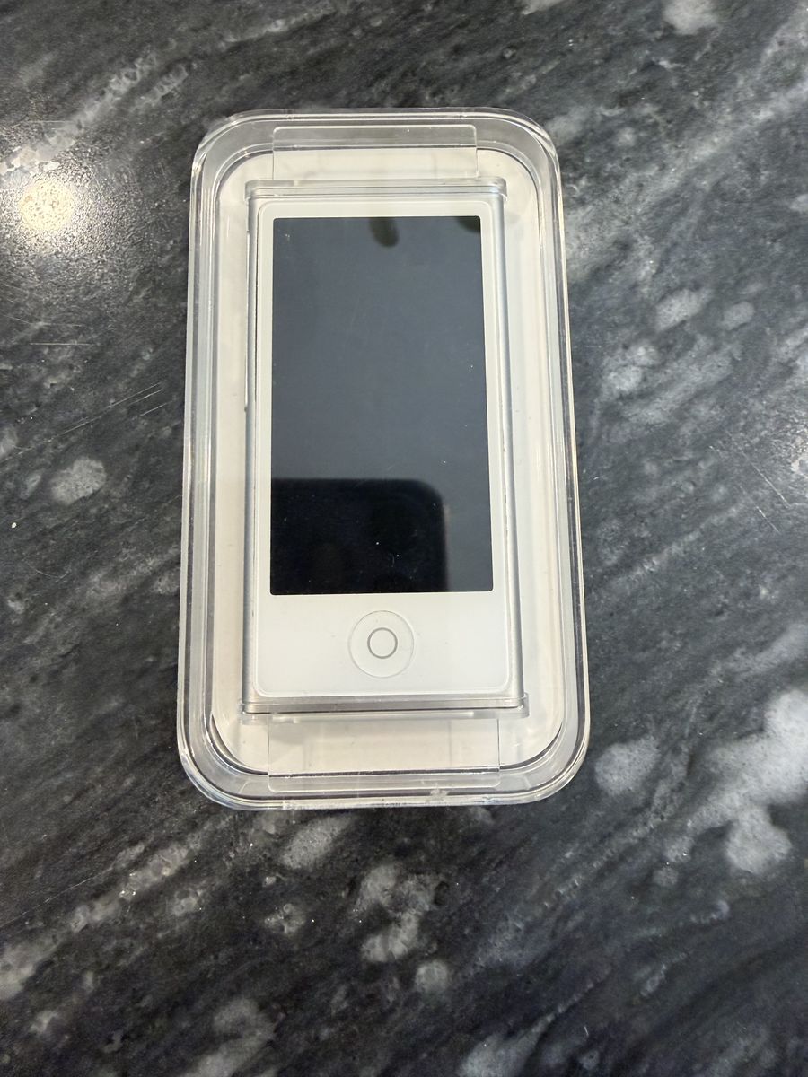 iPod Nano 7th Gen Silver Like New CIB Bad Battery