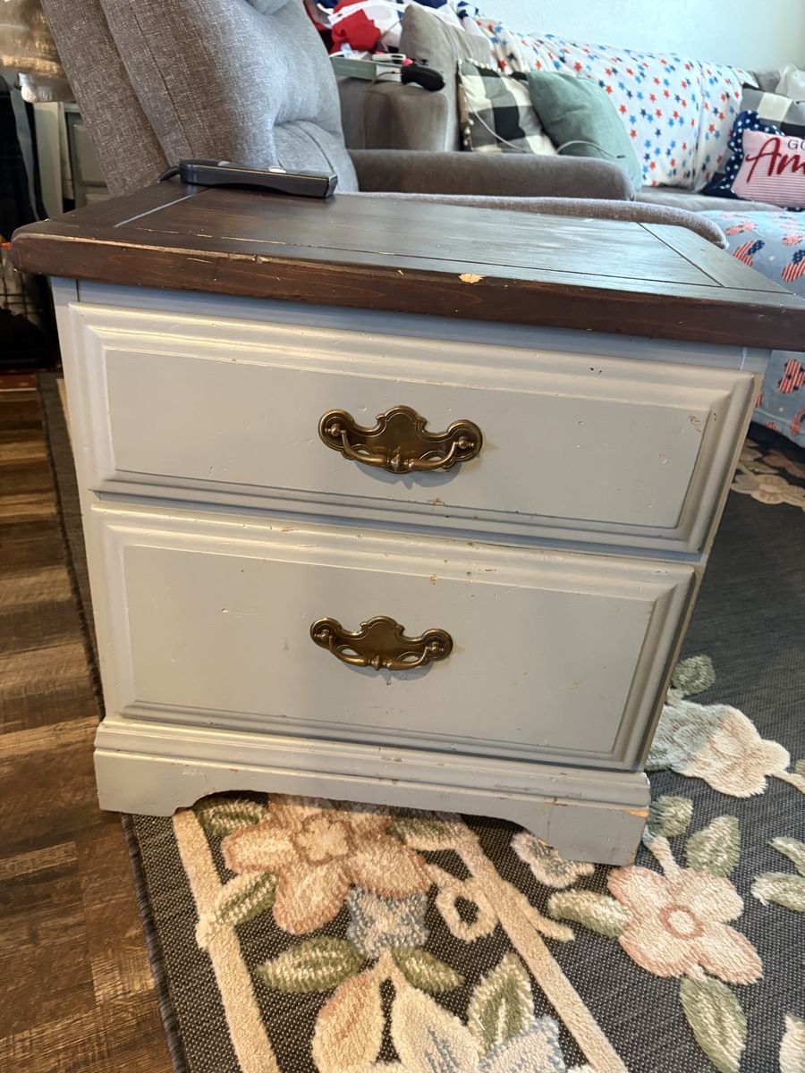 Shabby Chic 2-Drawer End Table / Nightstand - Light grey & Dark Wood Top