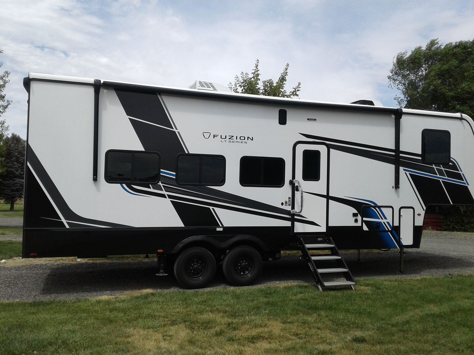 2026 Keystone Fuzion 321LT Toy Hauler