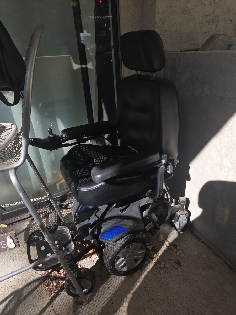 Electric wheelchair